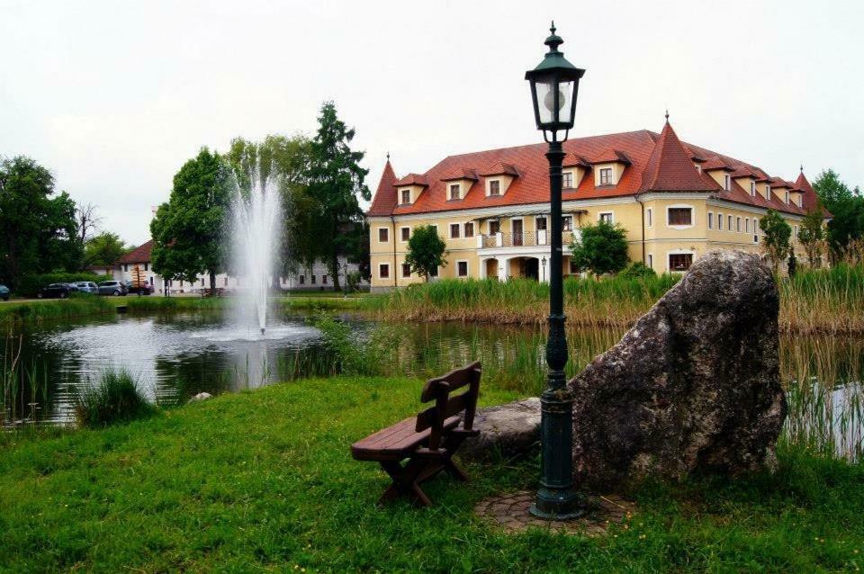Almtalhotel Pettenbach Eksteriør billede